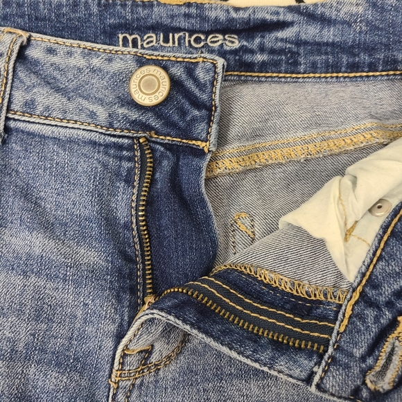 Maurices Distressed Patch Jeans Size 3 / 4 - Picture 5 of 6